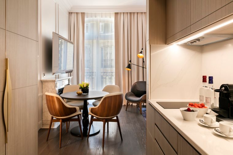 Cocina totalmente equipada del Estudio Deluxe, hotel de 5 estrellas en París 8