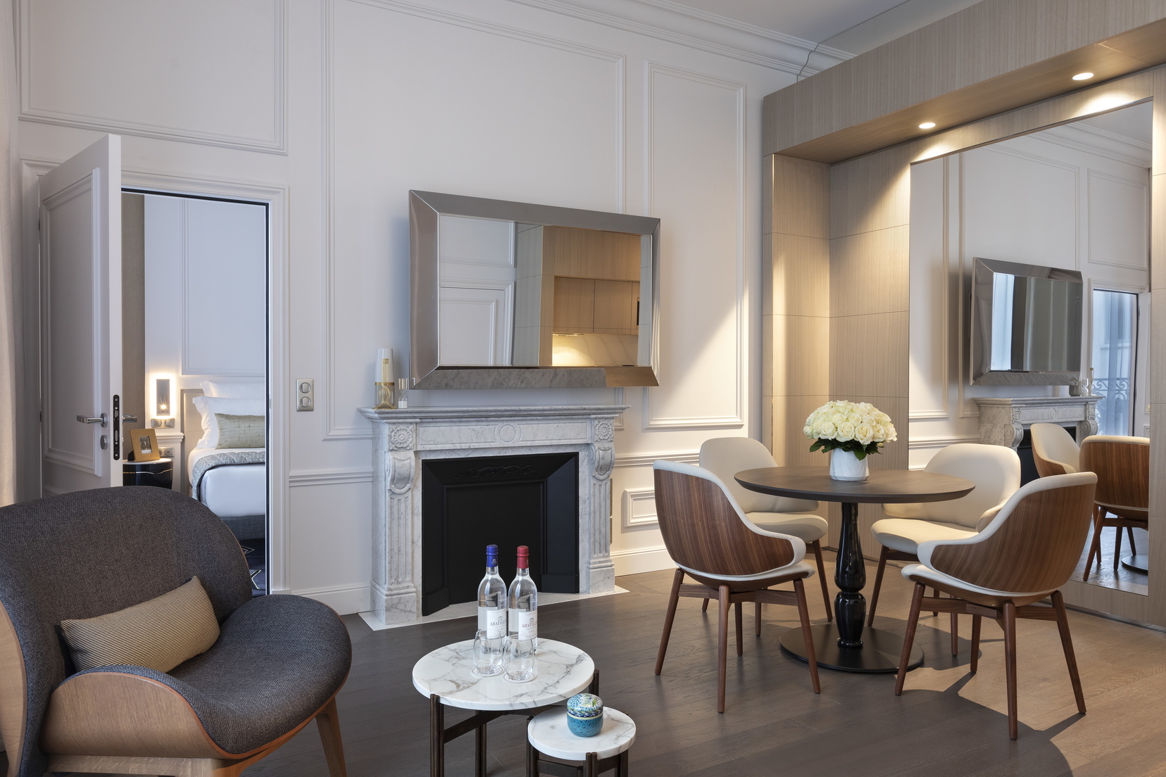 Salón del Apartamento de un Dormitorio con su zona de comedor y su televisor de espejo, hotel de 5 estrellas en París 8