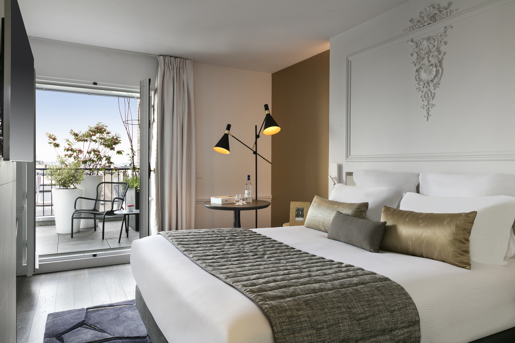 Duplex Toits de Paris - Terraza con una gran cama doble, hotel de 5 estrellas en París 8