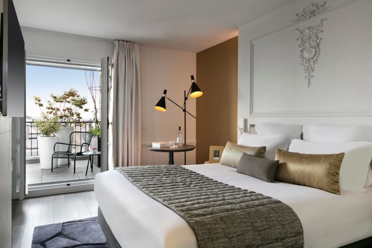 Duplex Toits de Paris - Terraza con una gran cama doble, hotel de 5 estrellas en París 8