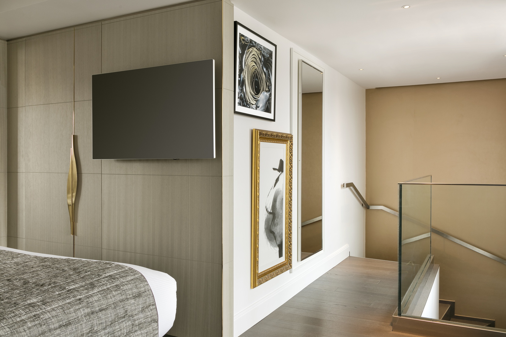 Duplex Toits de Paris - Terraza con su televisor de espejo y su escalera de acceso a la sala de estar/cocina, hotel de 5 estrellas en París 8