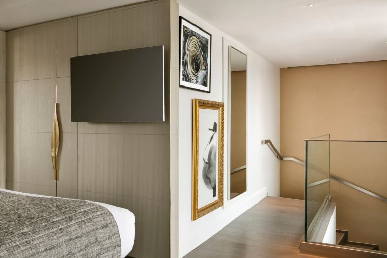 Duplex Toits de Paris - Terraza con su televisor de espejo y su escalera de acceso a la sala de estar/cocina, hotel de 5 estrellas en París 8