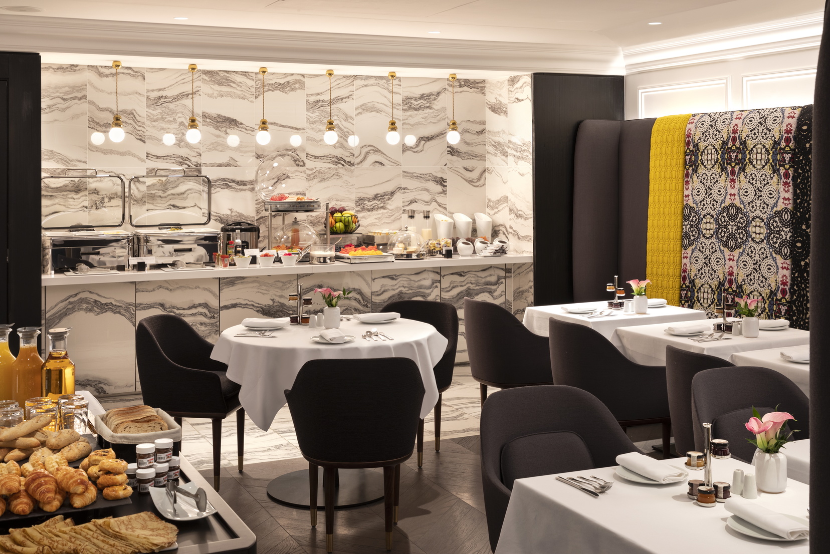 Sala de desayunos de nuestro hotel de 5 estrellas en París 8