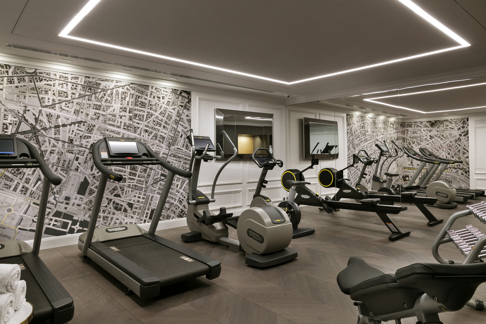 Zona de fitness equipada con cinta de correr, bicicleta, elíptica, pesas y máquina de remo, hotel de 5 estrellas en París 8