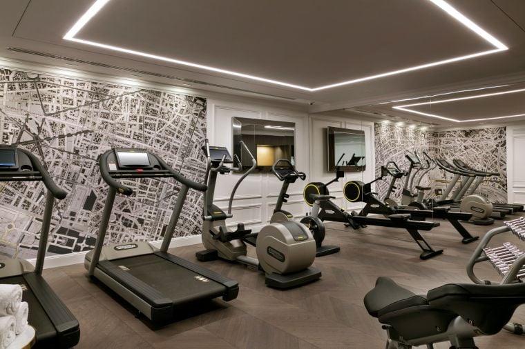 Zona de fitness equipada con cinta de correr, bicicleta, elíptica, pesas y máquina de remo, hotel de 5 estrellas en París 8