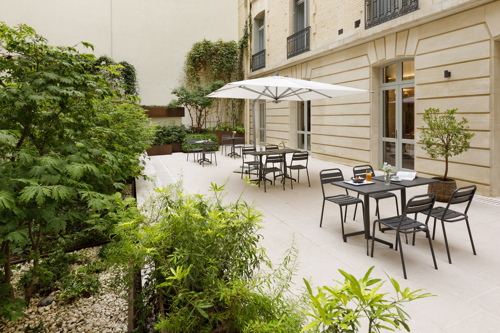 Terraza vegetal y ajardinada de nuestro hotel de 5 estrellas en París 8