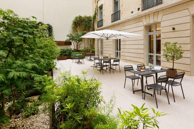Terraza vegetal y ajardinada de nuestro hotel de 5 estrellas en París 8