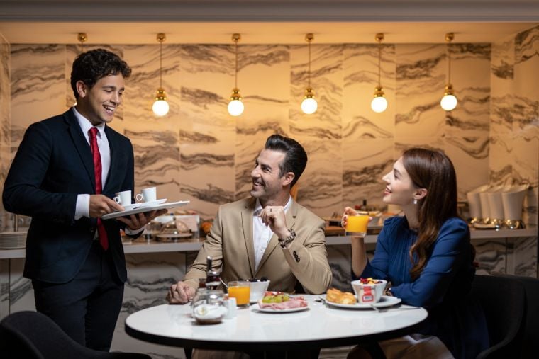 Sala de desayunos de nuestro hotel de 5 estrellas en París 8