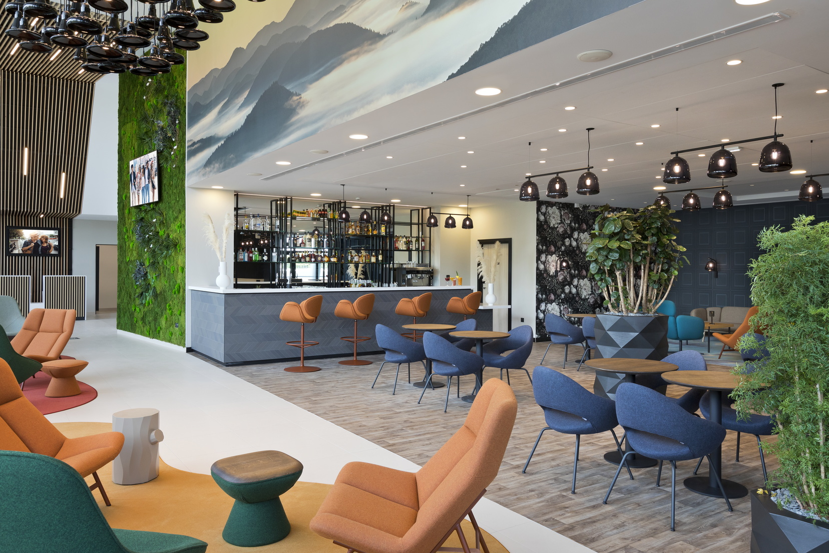 Reception open 24/7 and bar/lounge area of our apart hotel in Strasbourg