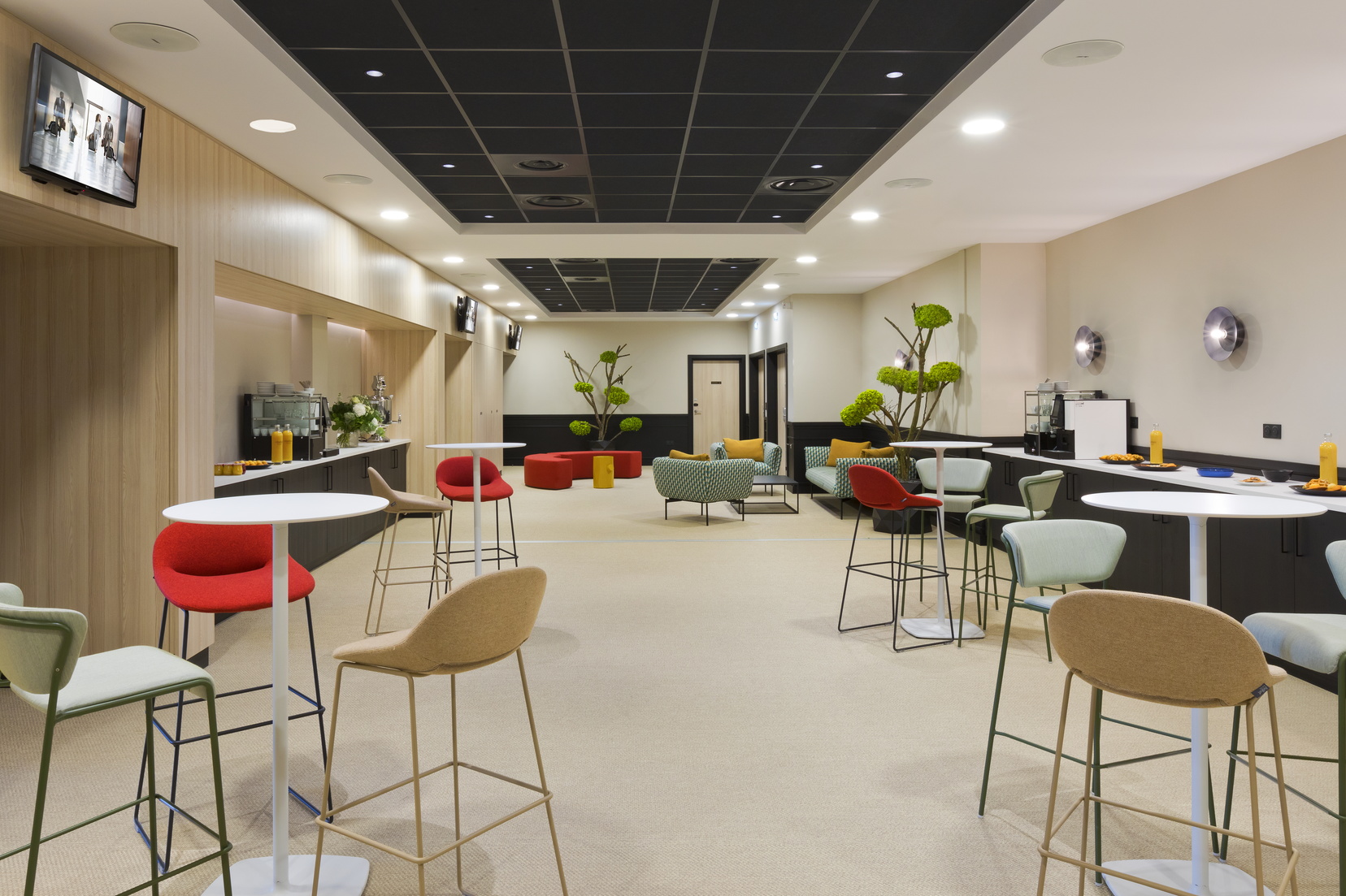 Business area with free hot drinks dispenser, tables and high chairs, apart hotel Strasbourg