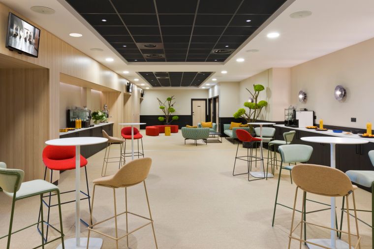 Business area with free hot drinks dispenser, tables and high chairs, apart hotel Strasbourg