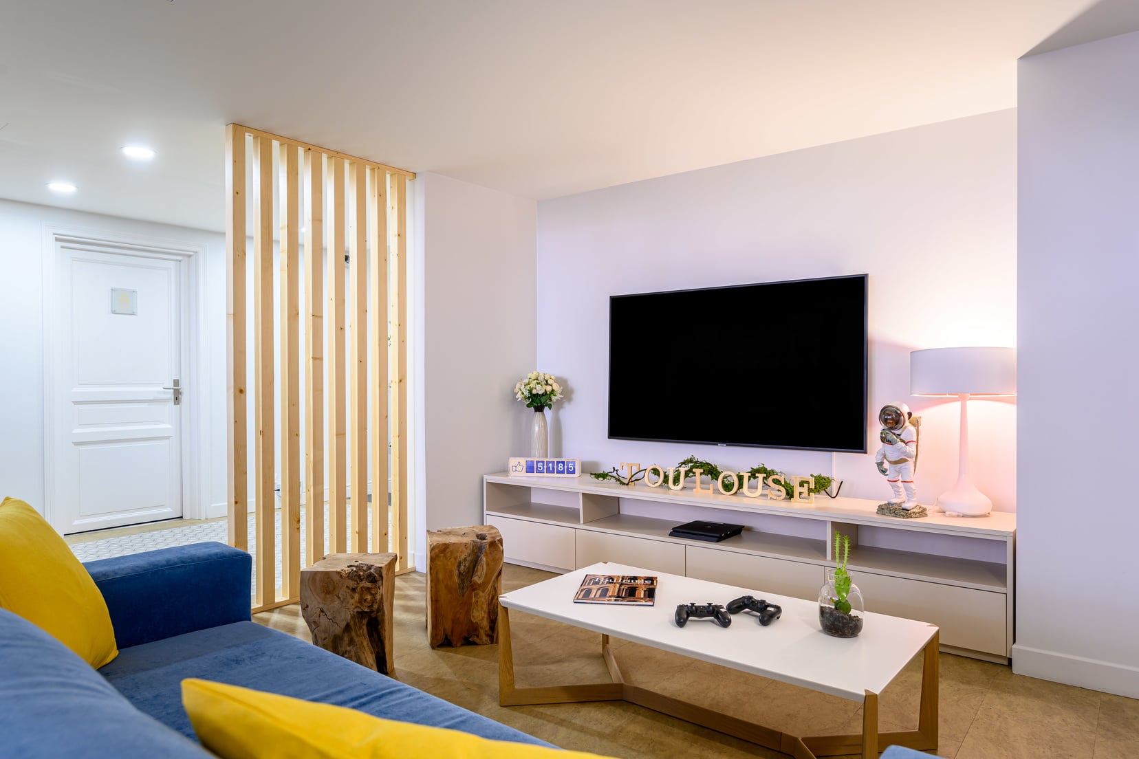 Espace lounge avec télévision de notre appart hotel à Toulouse