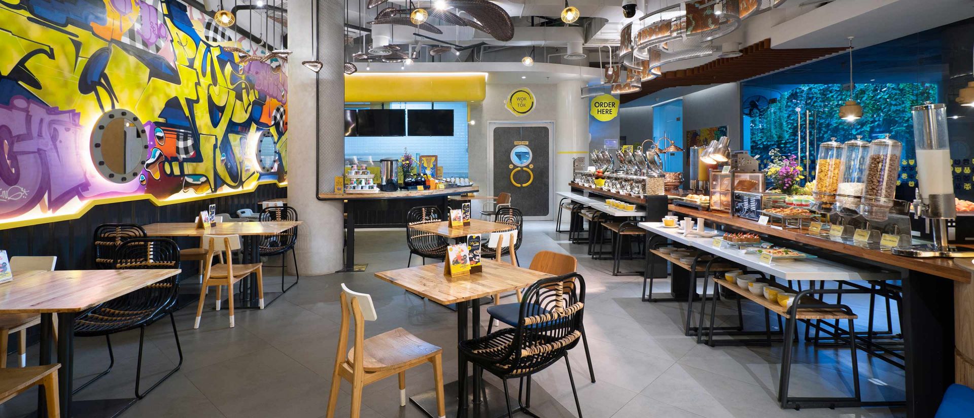 YELLO Hotel Kuta Beachwalk Bali Dining