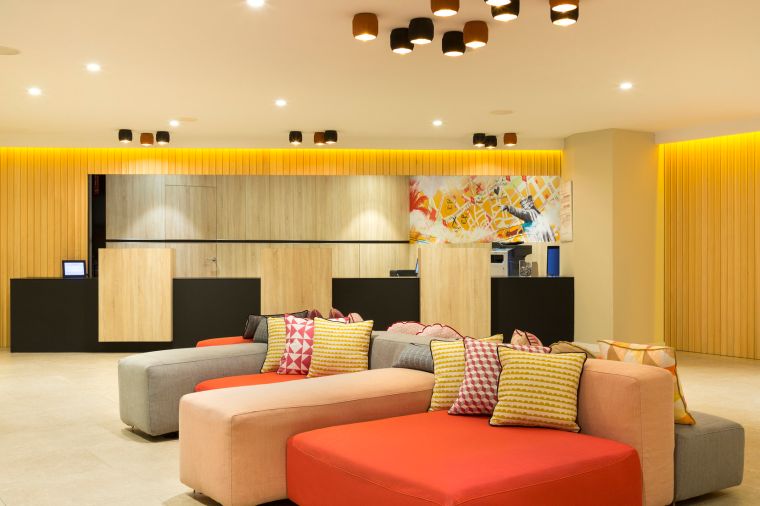 Recepción y sala de estar de nuestro apart hotel en Barcelona