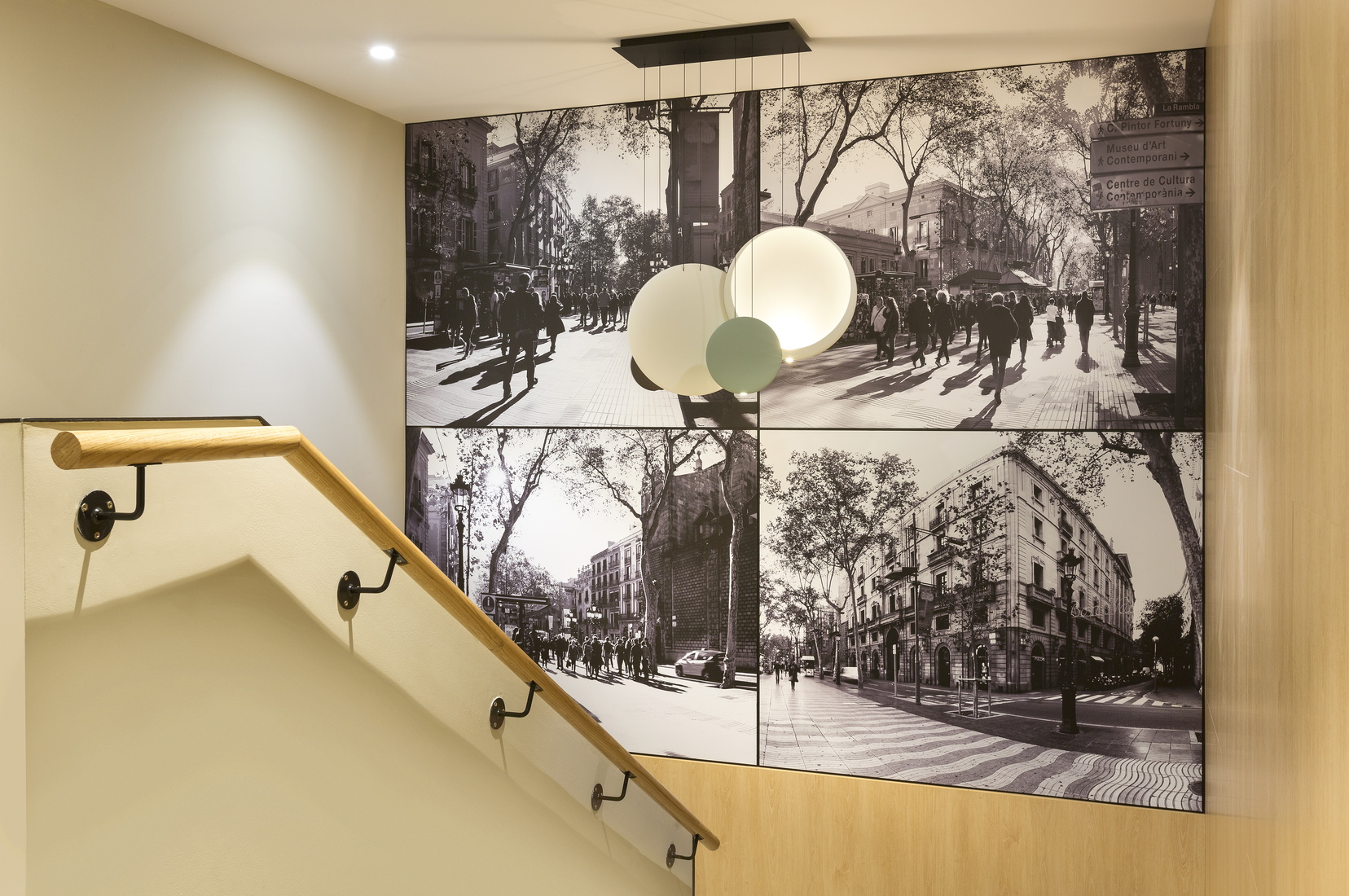 Escaleras con fotografías de Barcelona, apart hotel Barcelona