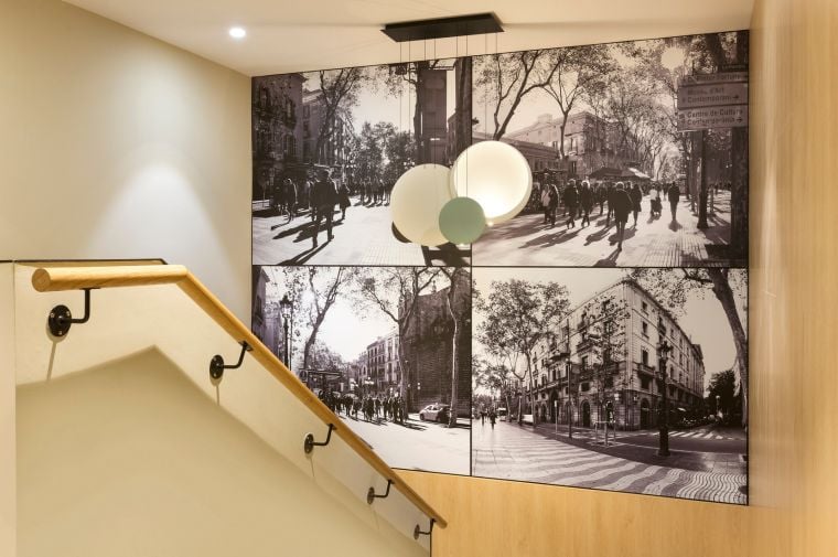 Escaleras con fotografías de Barcelona, apart hotel Barcelona
