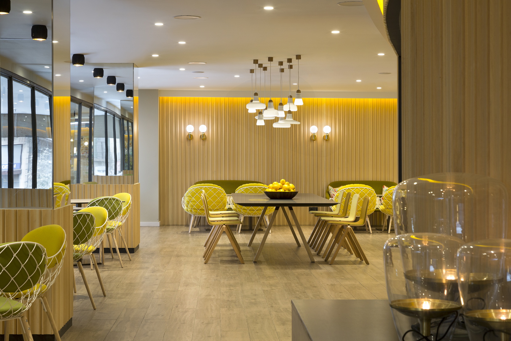 Entrada a la sala de desayunos de nuestro apart hotel en Barcelona