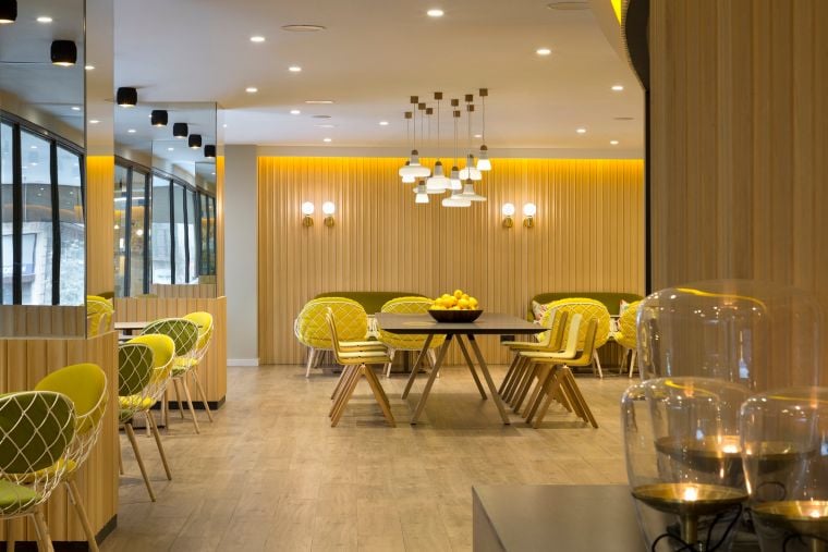 Entrada a la sala de desayunos de nuestro apart hotel en Barcelona