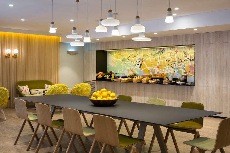 Sala de desayunos de nuestro apart hotel en Barcelona