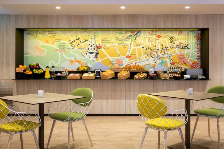 Sala de desayunos con buffet continental, aparthotel Barcelona