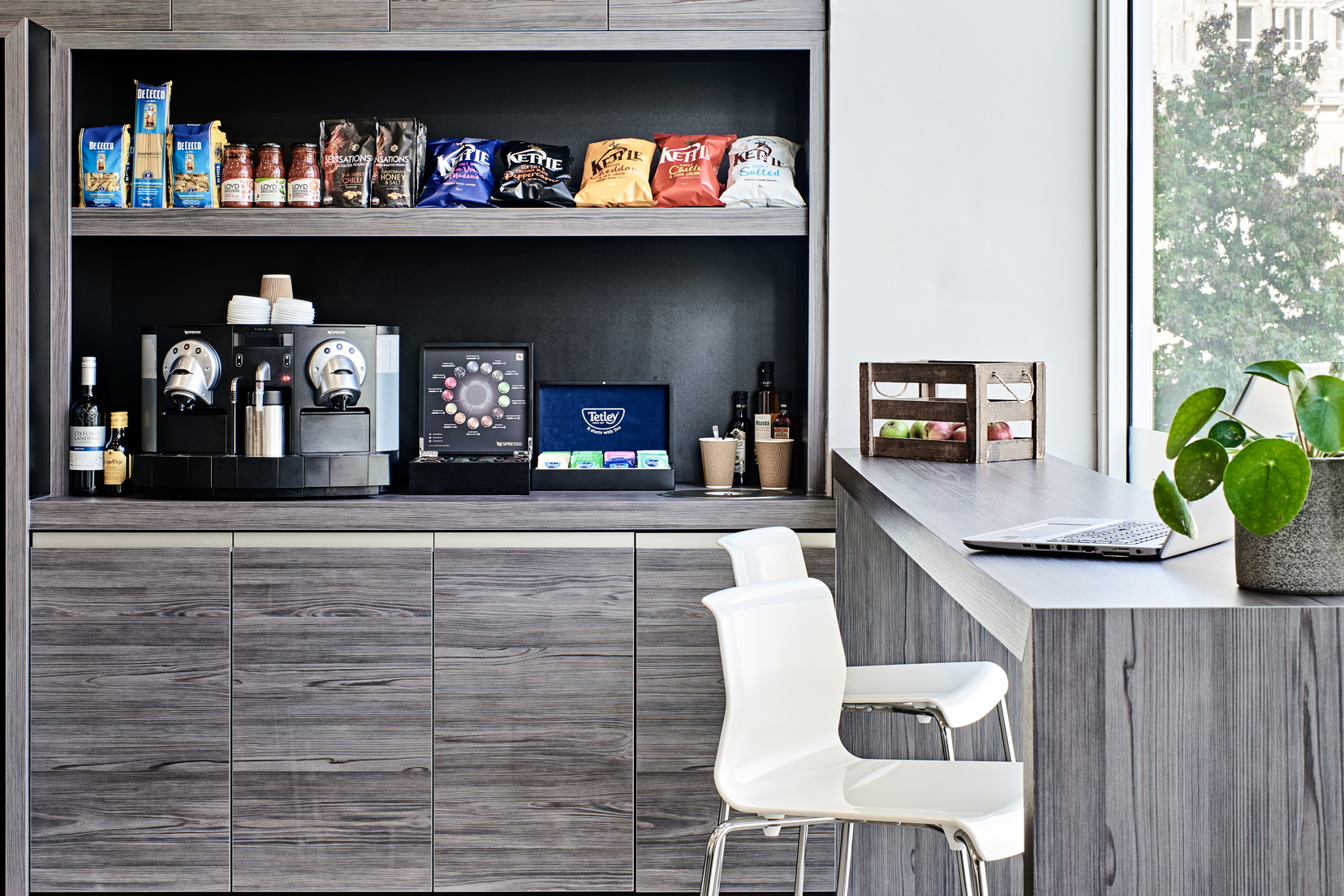 Lounge area with its grocery shop and free hot drinks dispenser, Apart hotel Liverpool