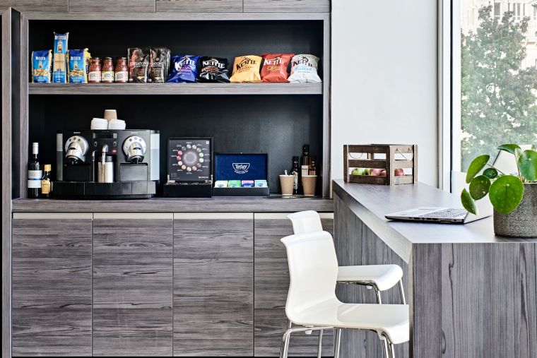 Lounge area with its grocery shop and free hot drinks dispenser, Apart hotel Liverpool