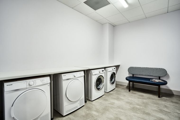 Laundry room with washing machines and dryers, Apart hotel Liverpool