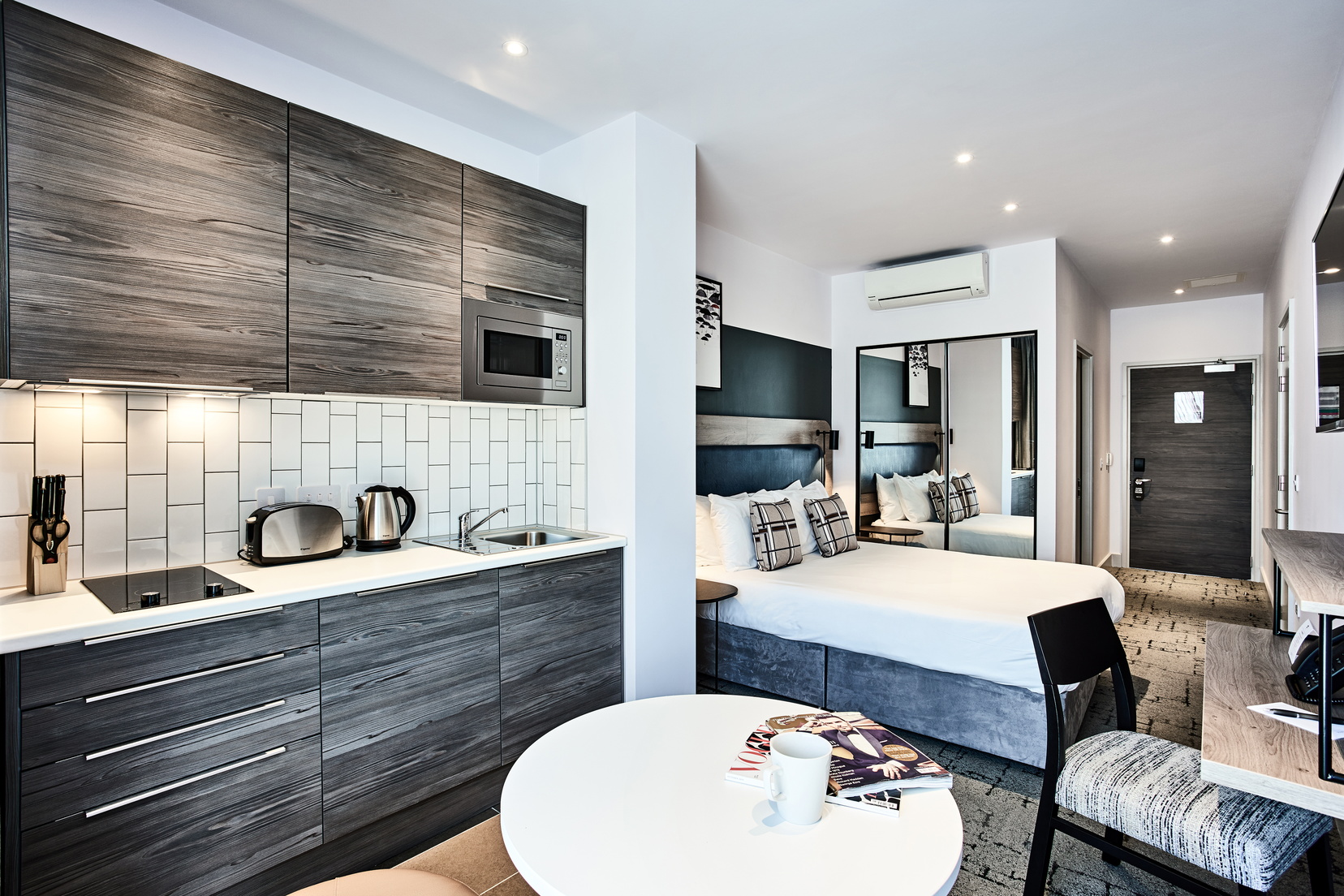 Studio with double bed, fully equipped kitchen and office space, Apart hotel Liverpool