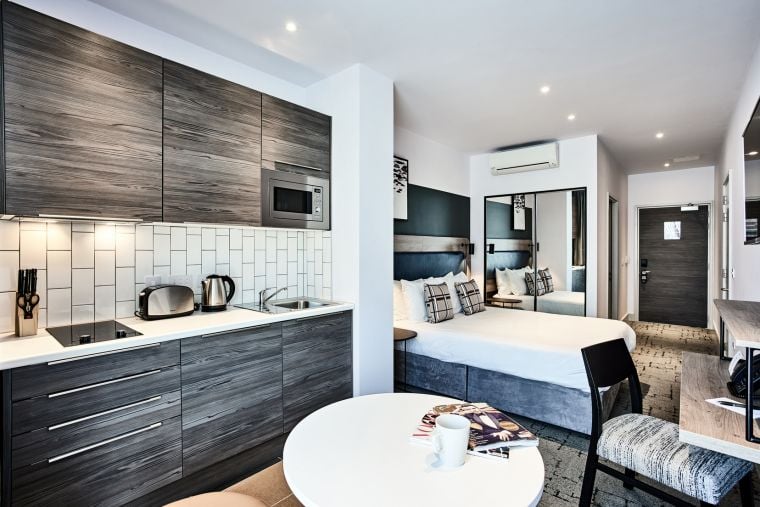 Studio with double bed, fully equipped kitchen and office space, Apart hotel Liverpool