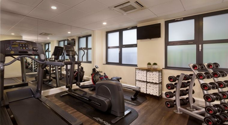 Fitness area equipped with treadmill, elliptical and weights, apart hotel London