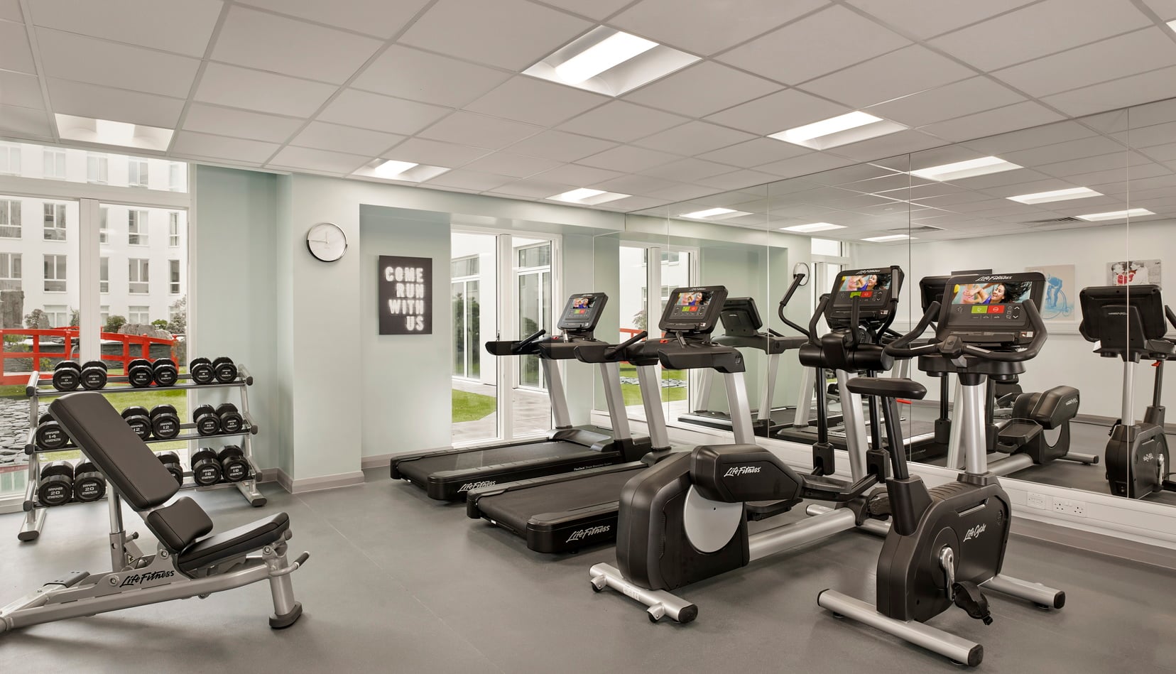 Sala de fitness con cintas de correr y bicicletas elípticas, apart hotel en Londres