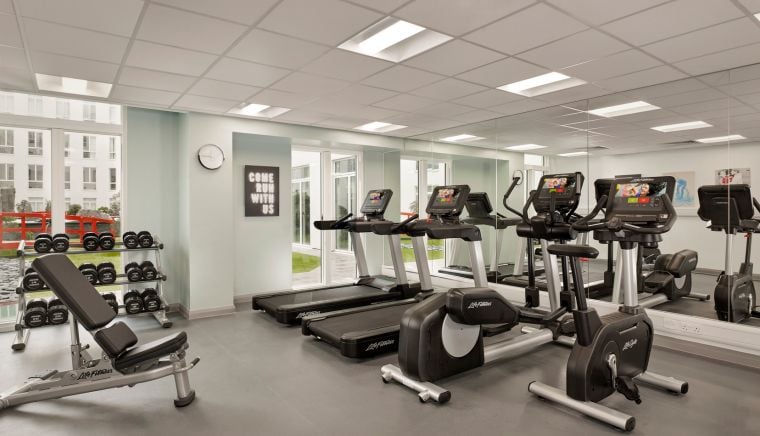Sala de fitness con cintas de correr y bicicletas elípticas, apart hotel en Londres