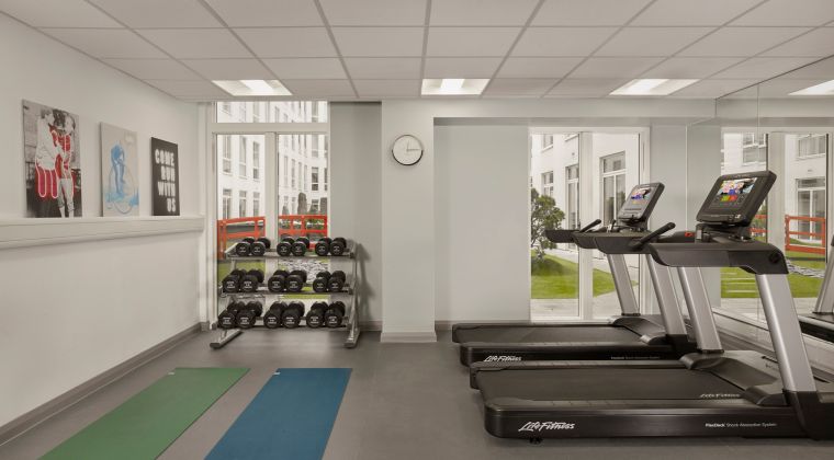 Sala de fitness con cinta de correr, colchoneta de fitness y pesas, apart hotel en Londres