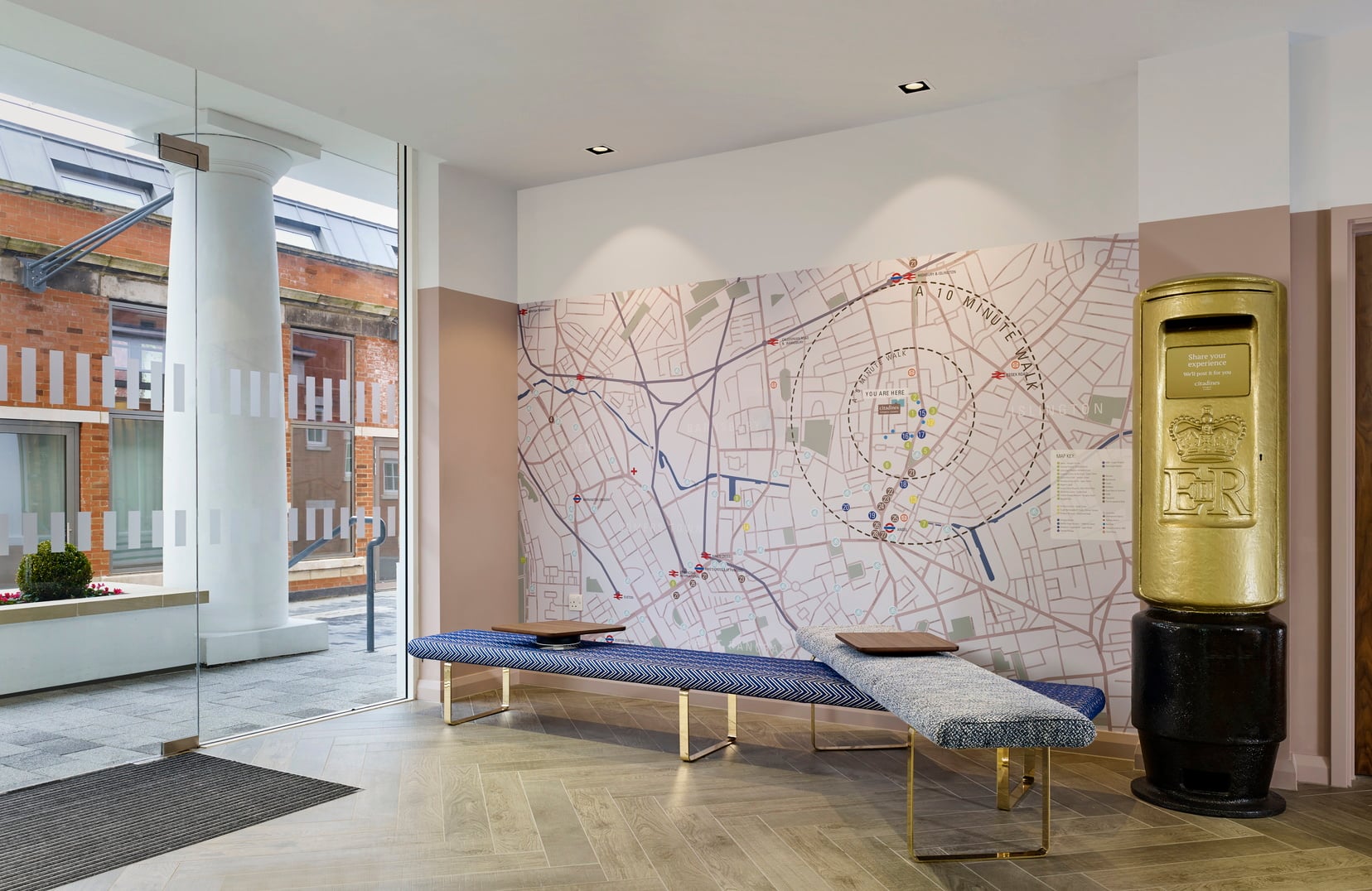 Vestíbulo y su pared representando un mapa de Londres, apart hotel en Londres