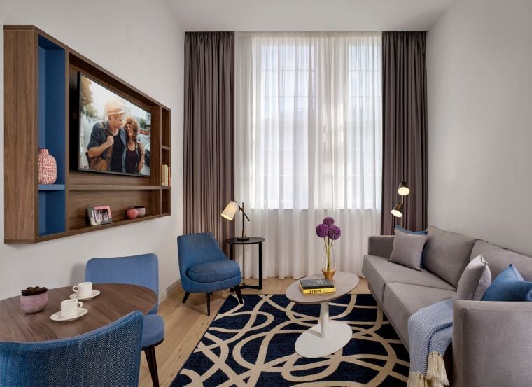 Salón de un Apartamento 1 estancia con TV con Chromecast y sofá cama, apart hotel en Londres