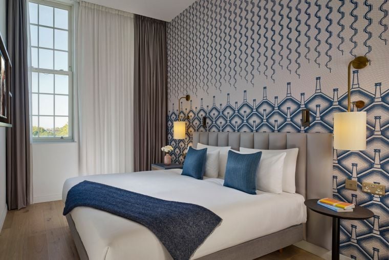 Habitación de un Apartamento 1 estancia con cama doble y TV con Chromecast, apart hotel en Londres