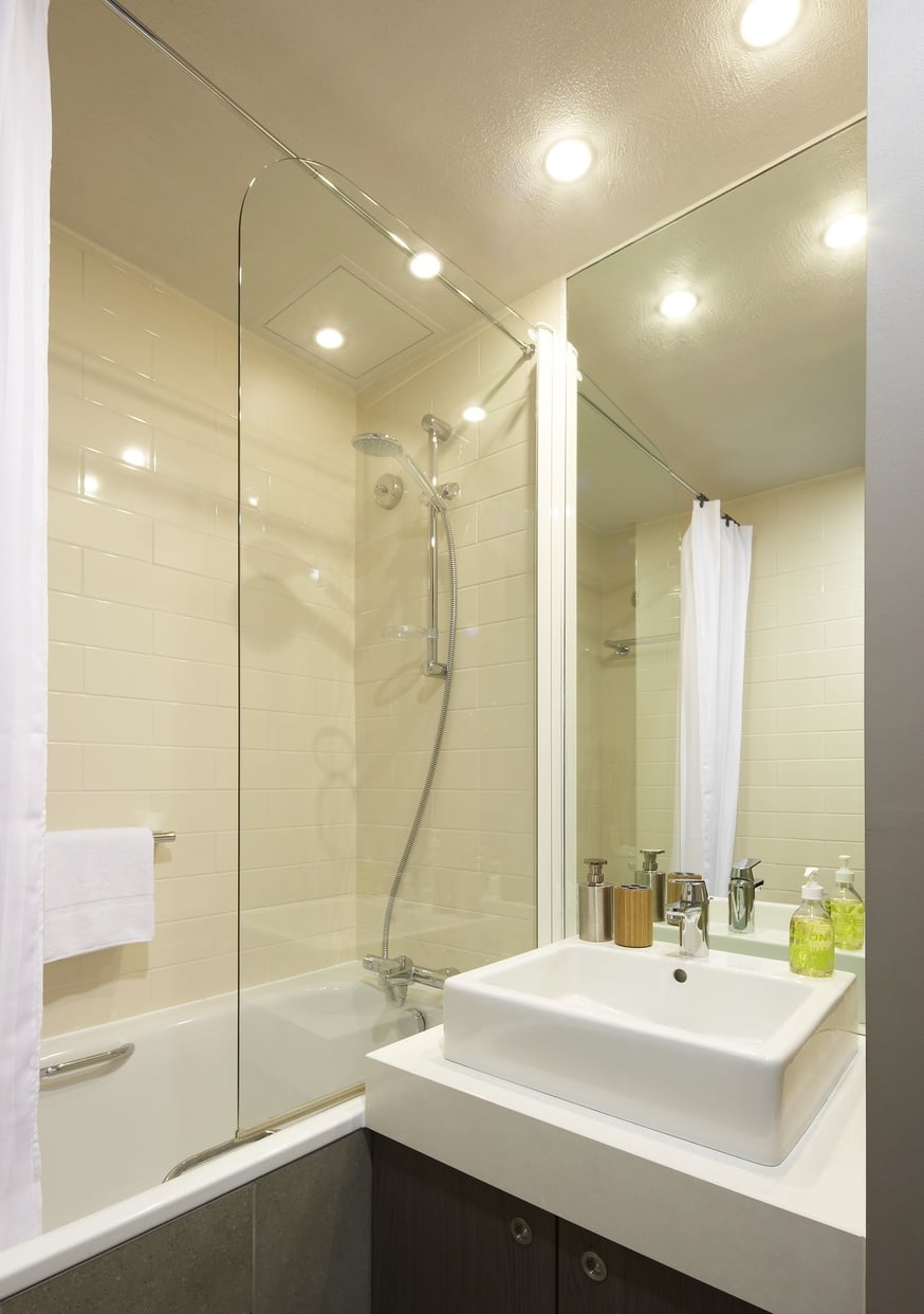 Badezimmer eines Studios/Apartments mit Dusche und Handtüchern ausgestattet, wohnen auf Zeit in London