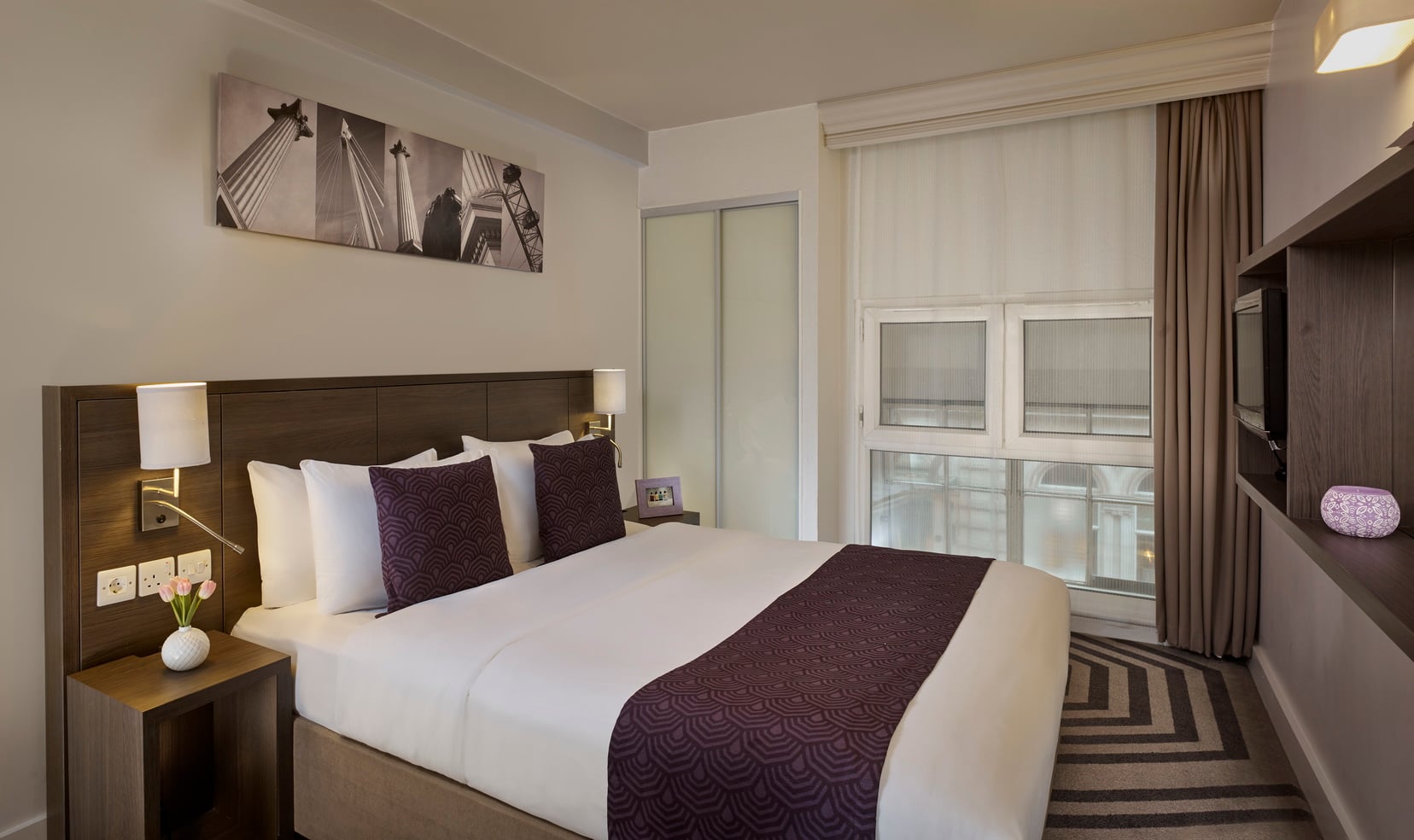 Schlafzimmer eines 3-Zimmer-Apartment mit Doppelbett und Fernseher, wohnen auf Zeit in London