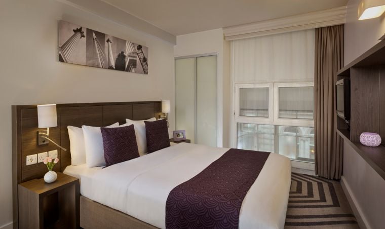 Schlafzimmer eines 3-Zimmer-Apartment mit Doppelbett und Fernseher, wohnen auf Zeit in London