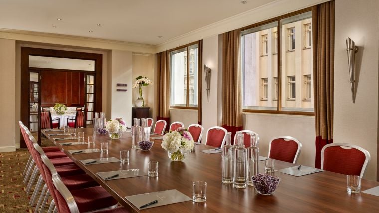 Sala de reuniones en configuración de sala de juntas en nuestro  hotel en Londres