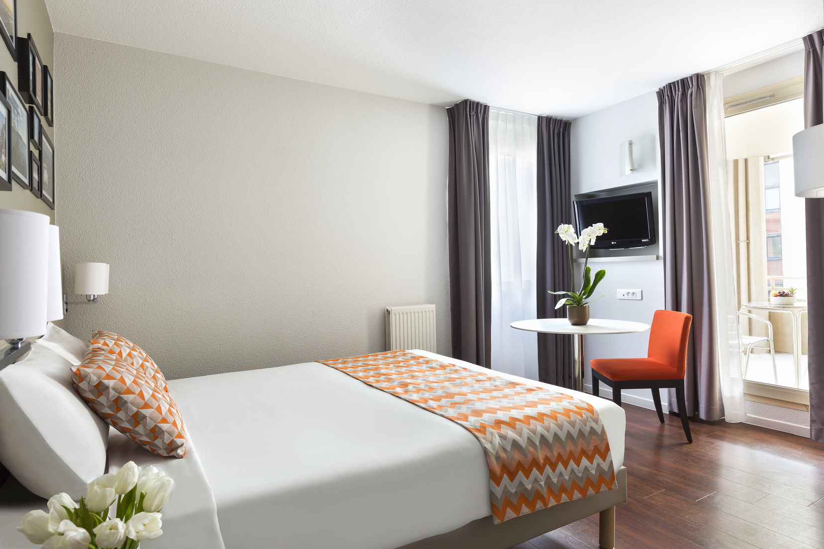 Studio Deluxe ausgestattet mit einem Doppelbett, einem Schreibtisch und einem Fernseher, Wohnen auf Zeit in Montpellier