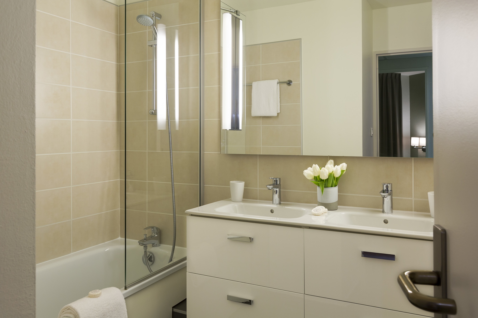 Badezimmer eines Studio Executive mit Badewanne/Dusche, Wohnen auf Zeit in Montpellier