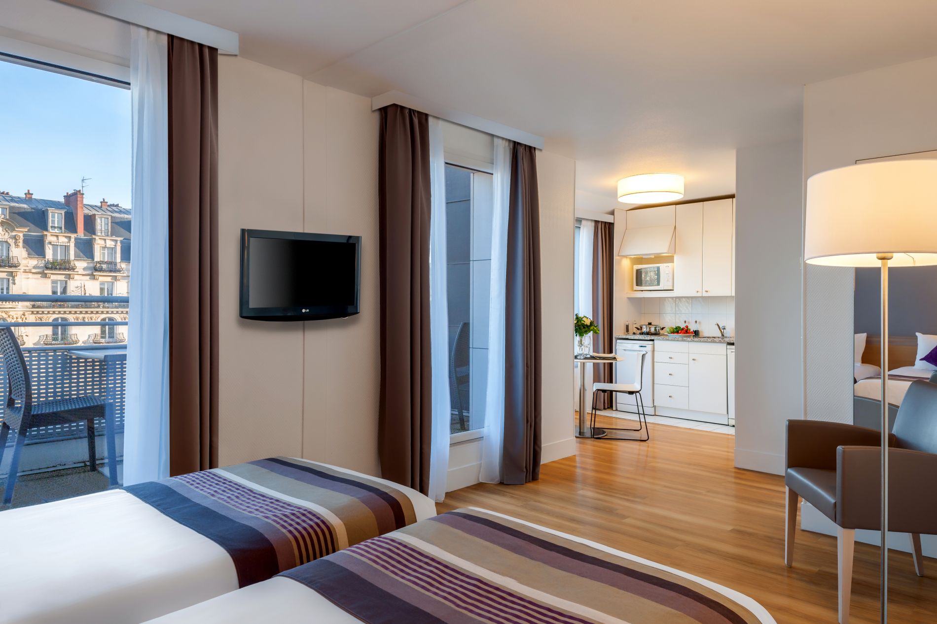 Studio Deluxe with two single beds, television and kitchen area, apart hotel Paris 11