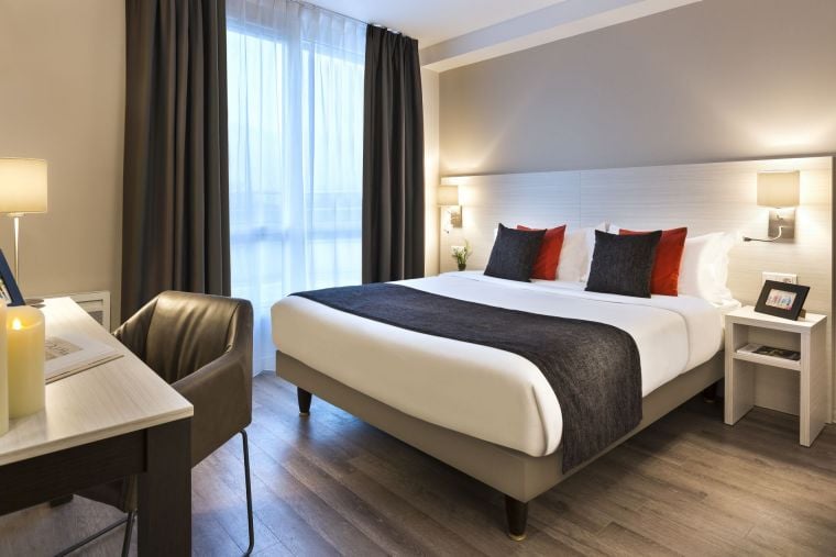 Studio equipped with a double bed and an office space, apart hotel Paris 18
