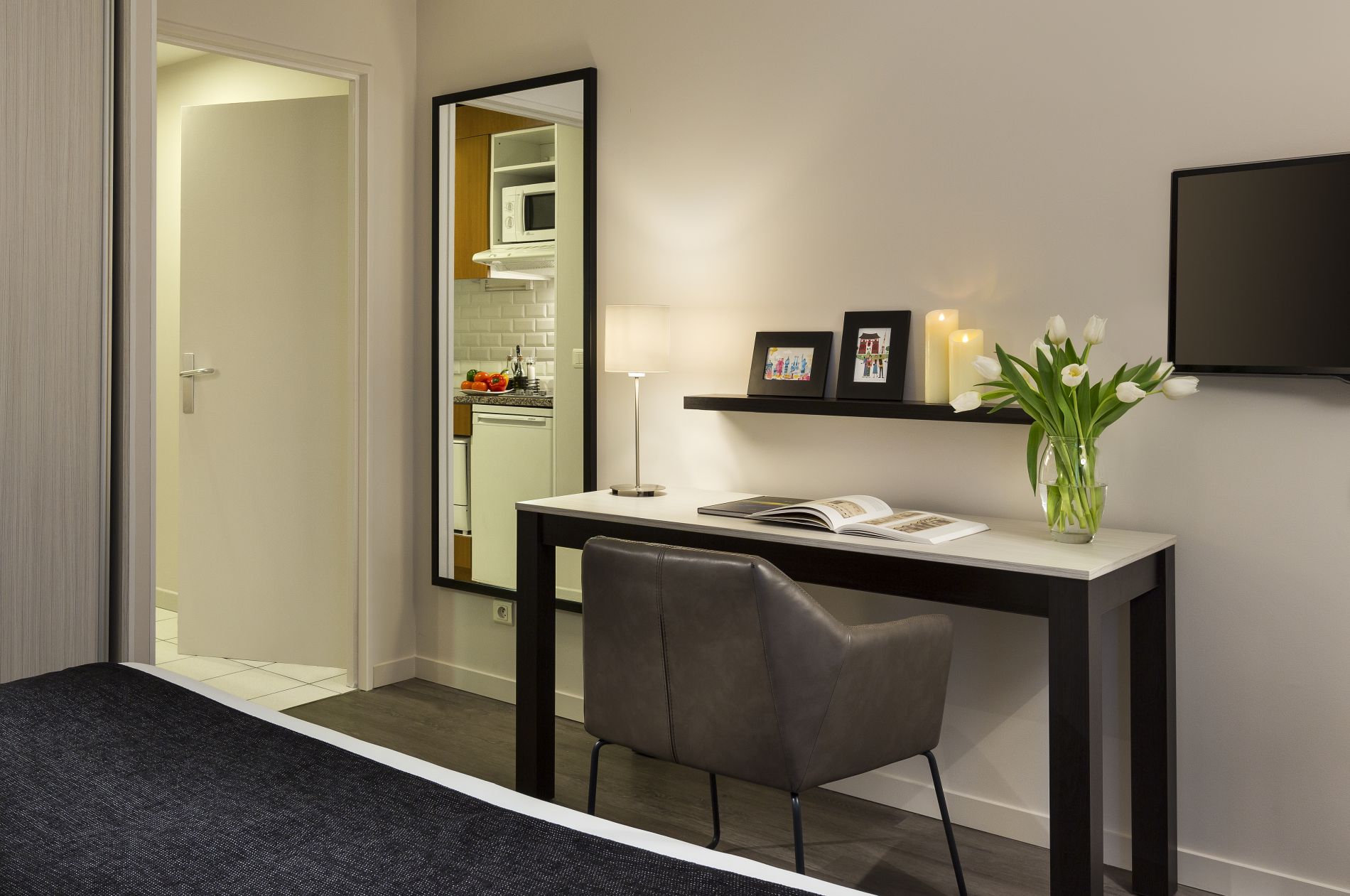 Studio equipped with an office space and a kitchen, apart hotel Paris 18