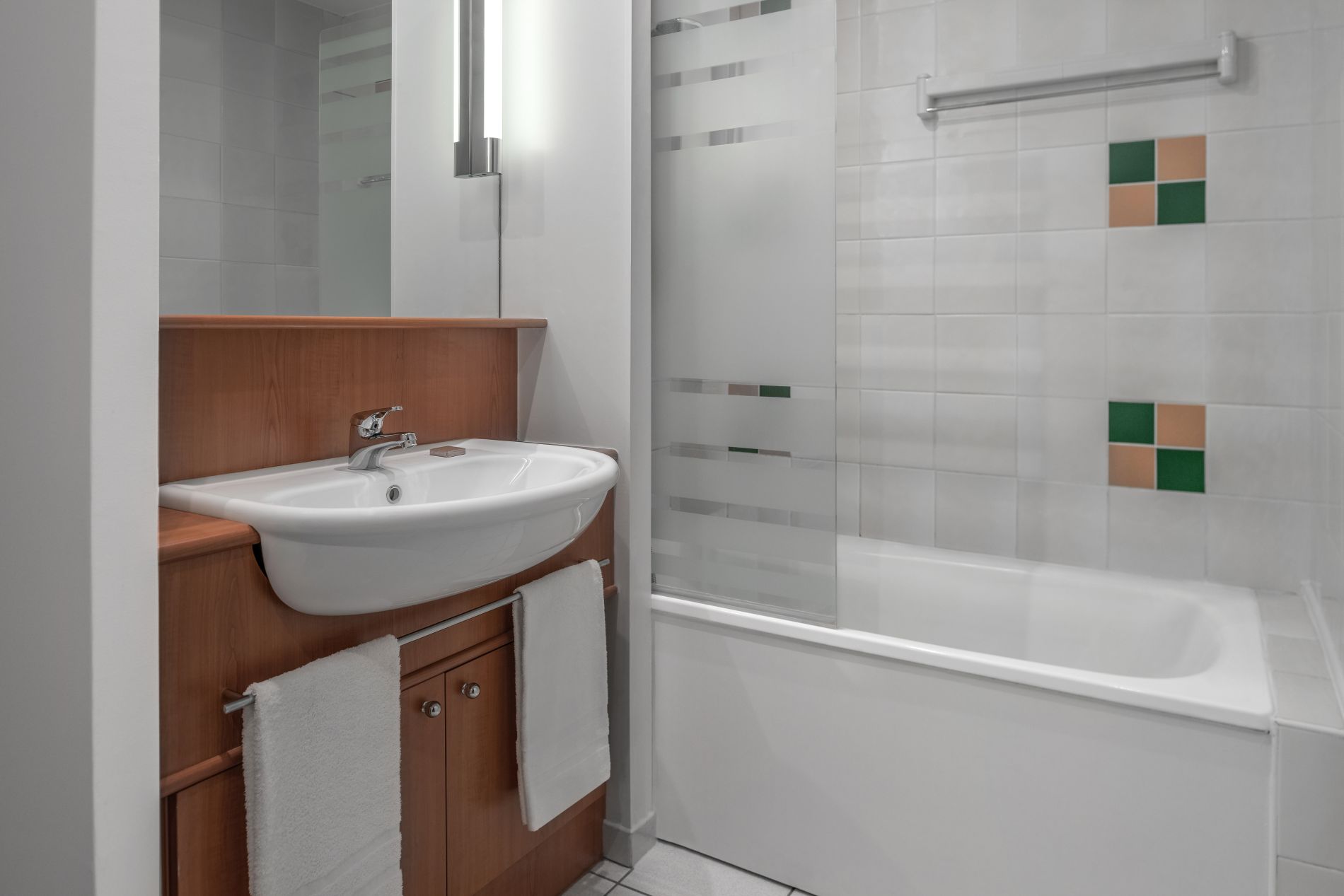 Bathroom of a Studio equipped with a bath/shower and towels, apart hotel Paris 18