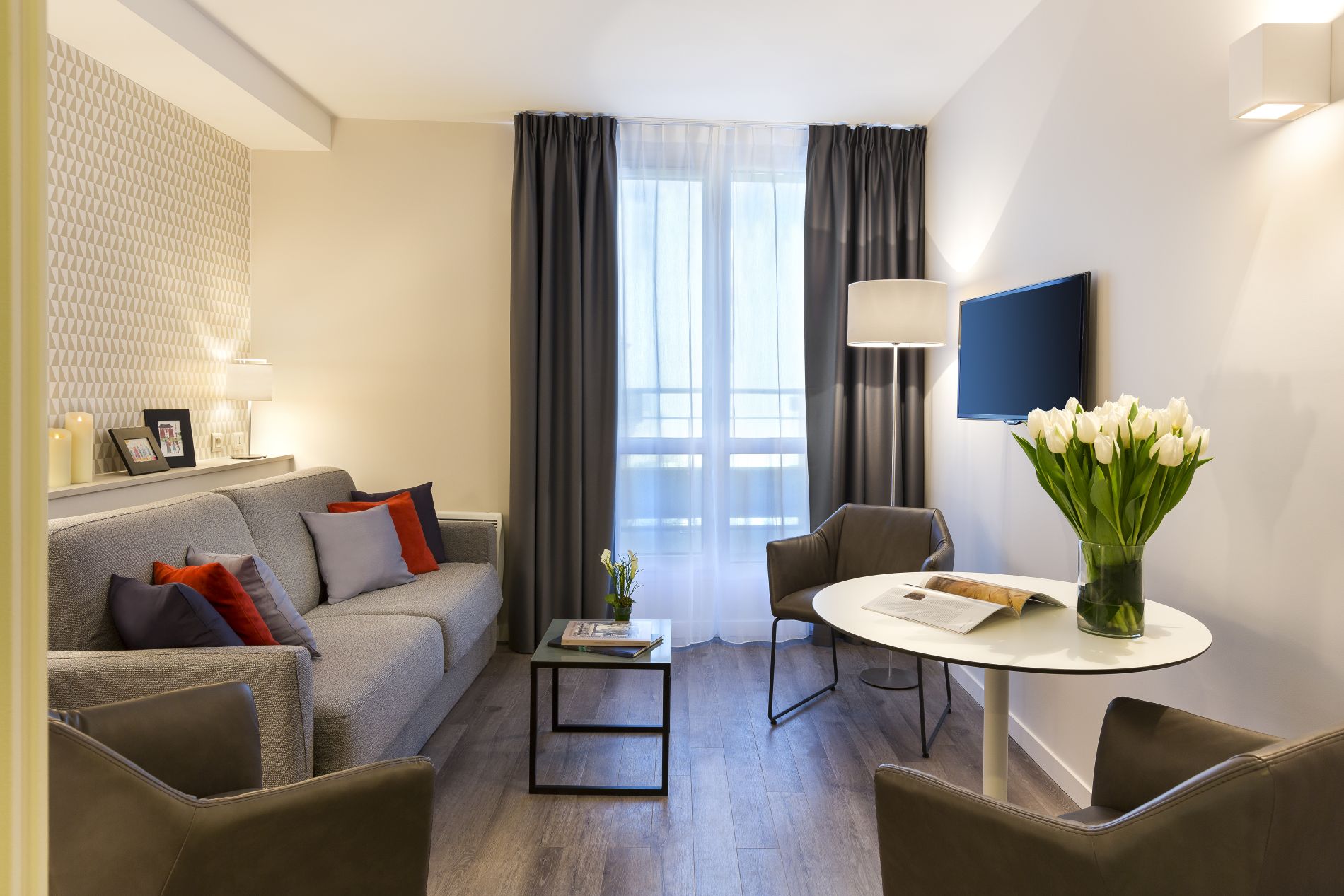 Living room of a 1-Bedroom Apartment with its sofa bed and its office space, apart hotel Paris 18