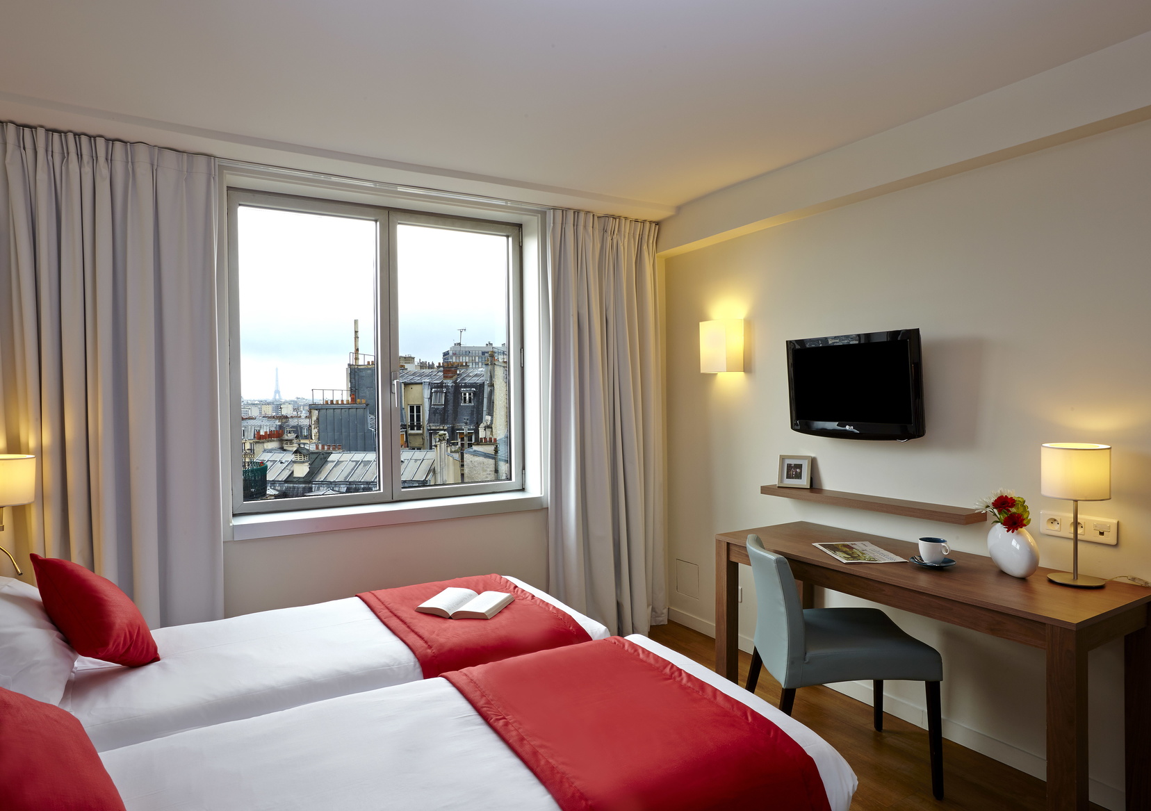 Studio with two single beds, television and office space, apart hotel in Paris 13