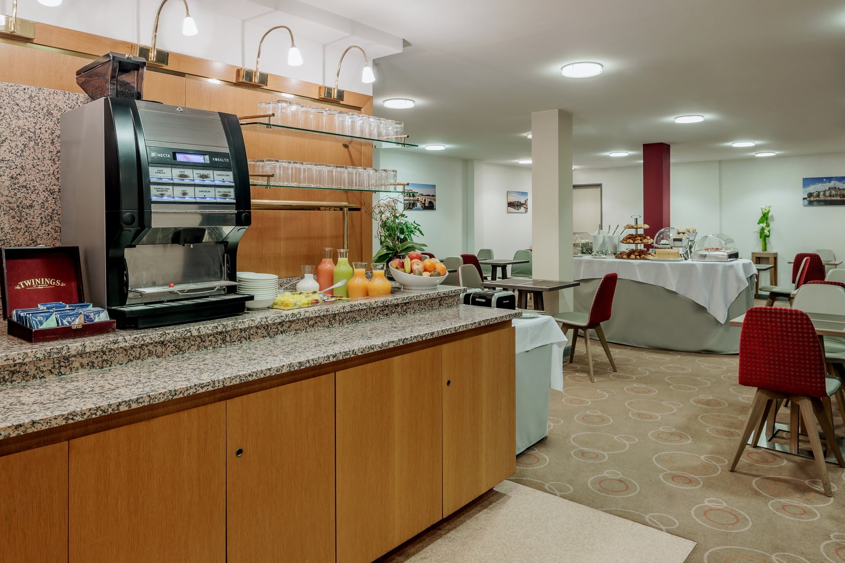Salle de petit-déjeuner ouverte 7j/7 de notre appart hotel à Paris 6