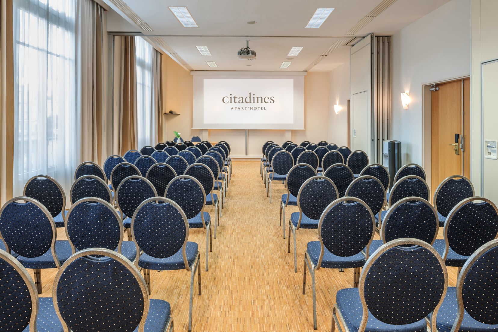Salle de réunion en configuration théatre, appart hotel à Paris 6